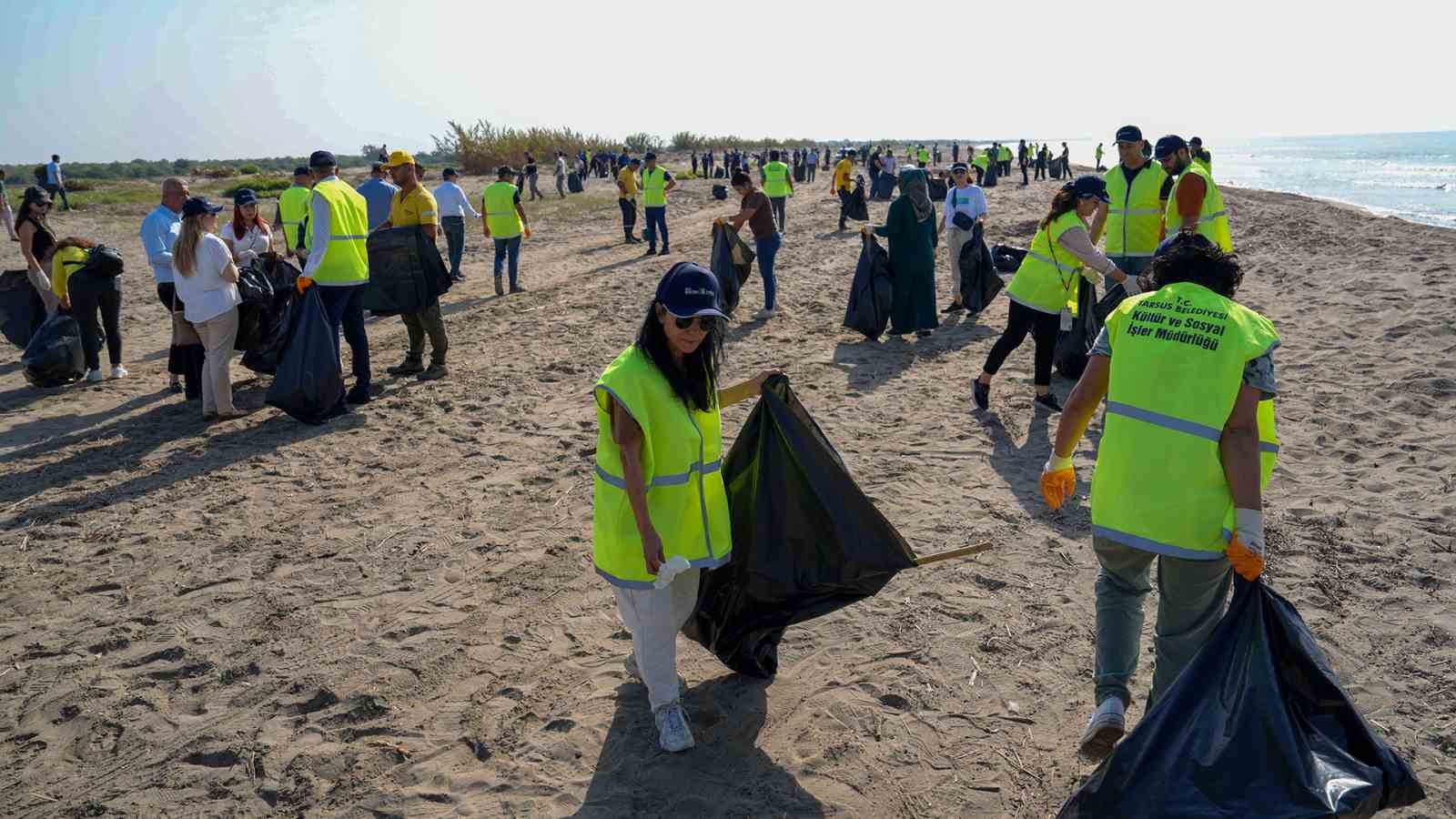 Tarsus Plajı’ndan bir ton atık toplandı