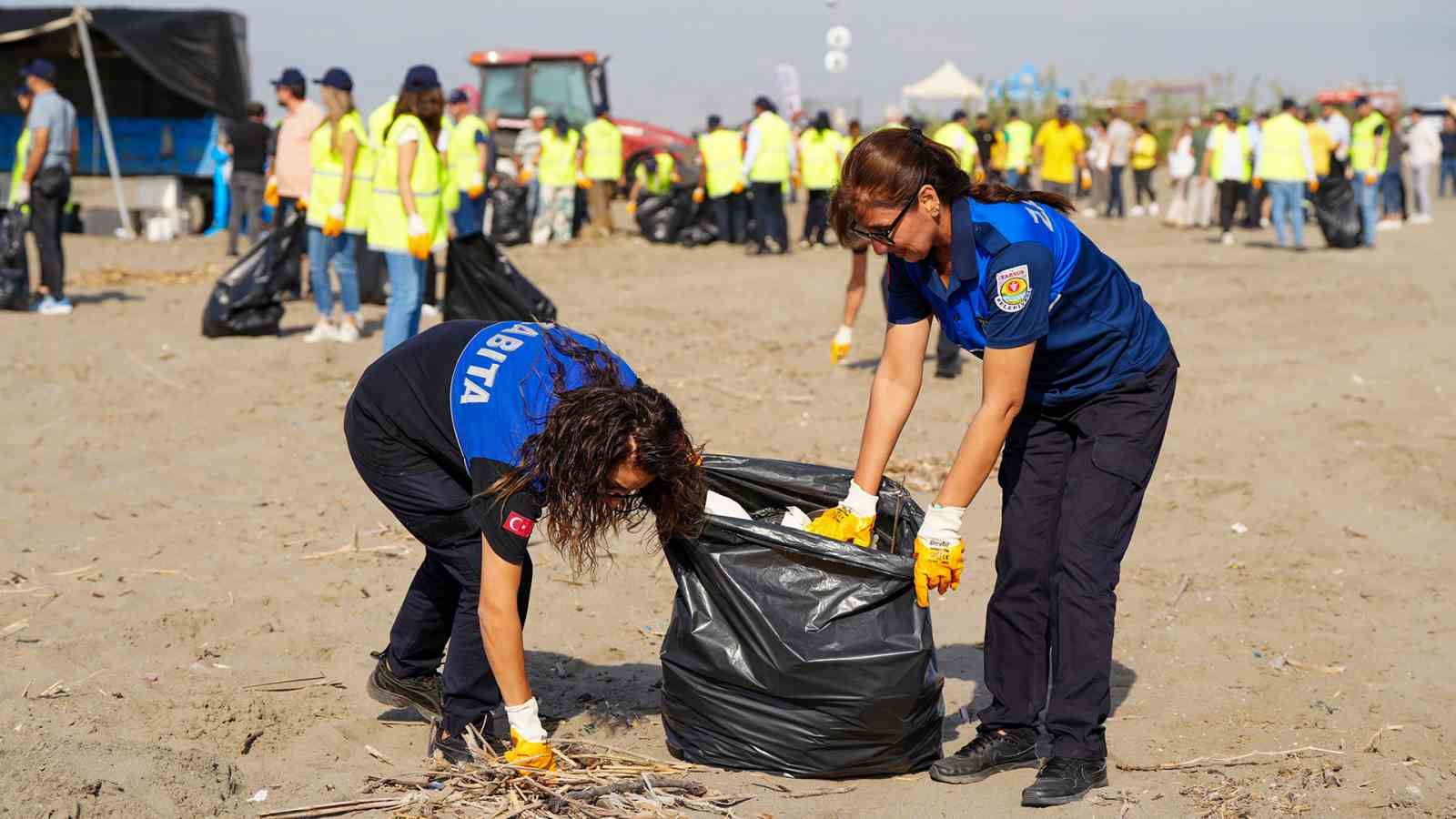Tarsus Plajı&rsquo;ndan bir ton atık toplandı
