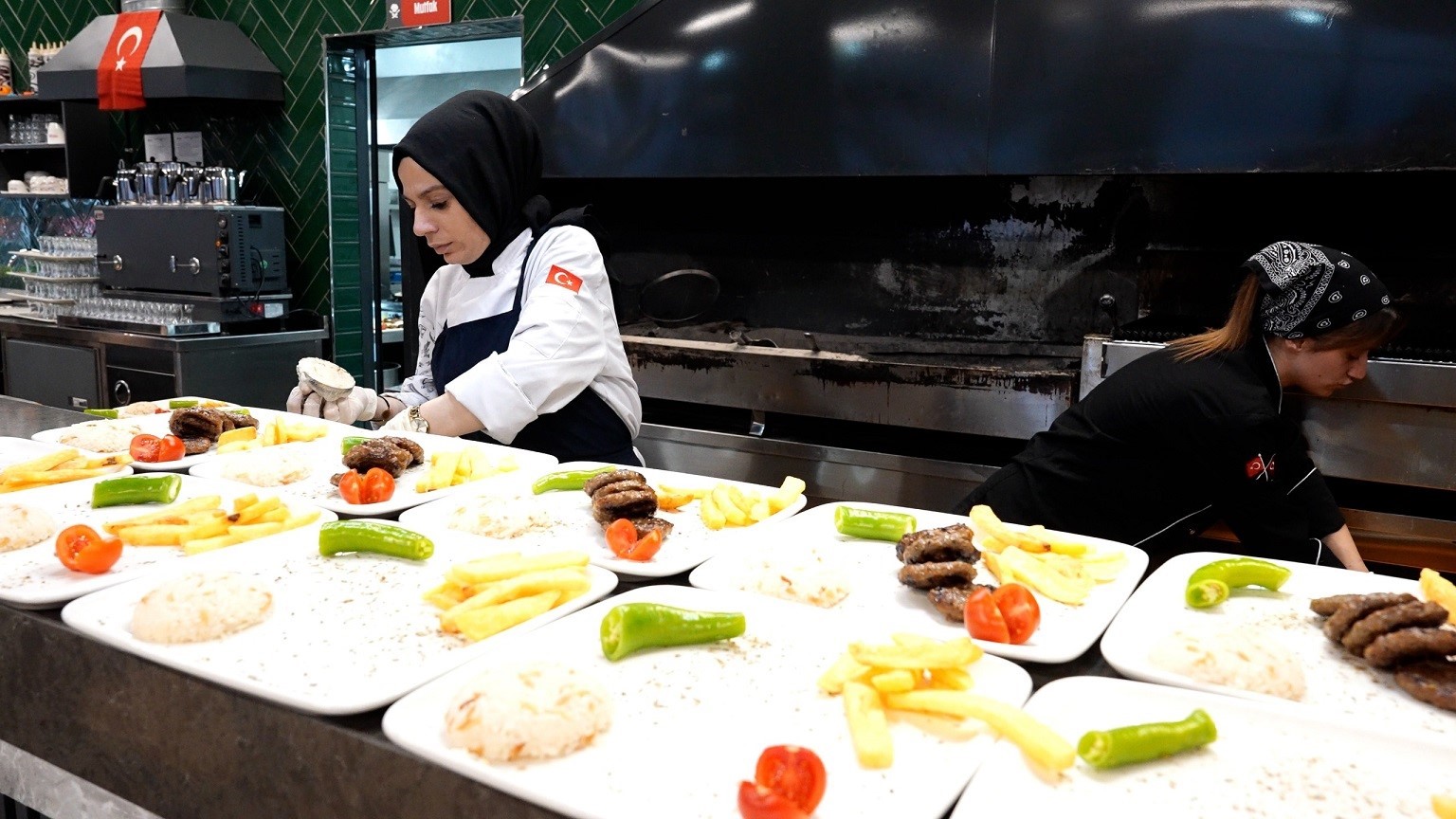 Manzaralı lezzet durağı ziyaretçilerini ağırlıyor
