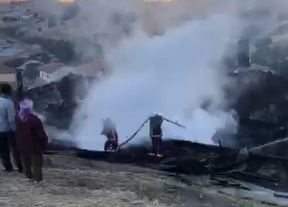 Malatya’da çıkan yangında 3 ev kullanılamaz hale geldi