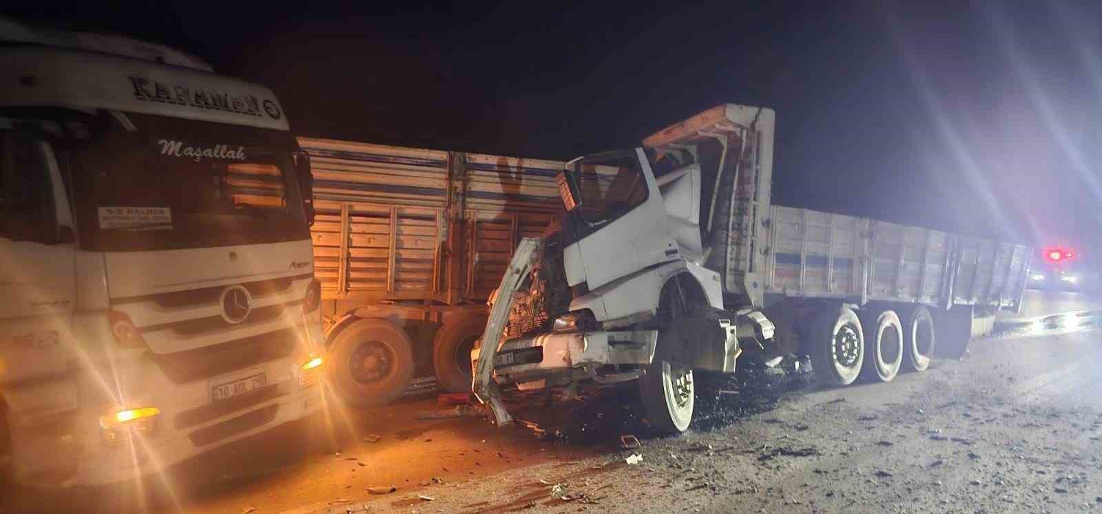 Yol kenarındaki arızalı araca çarptı