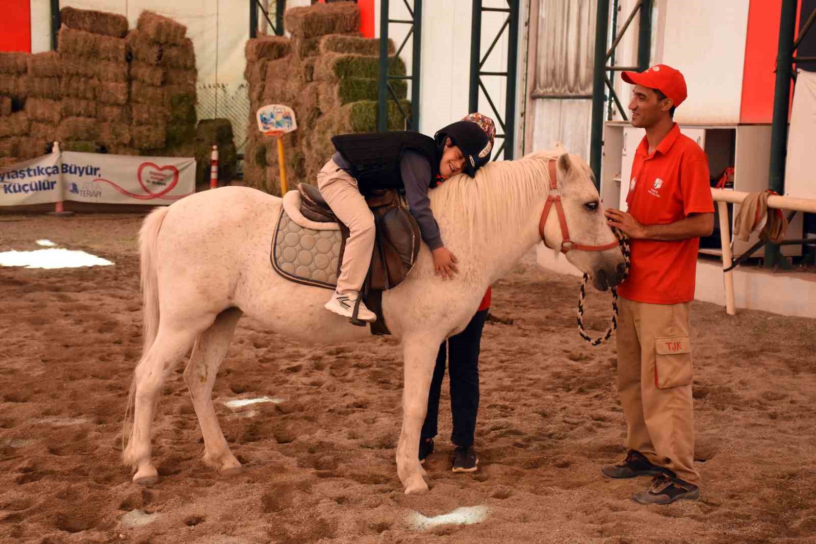 Engellilere atla terapi desteği