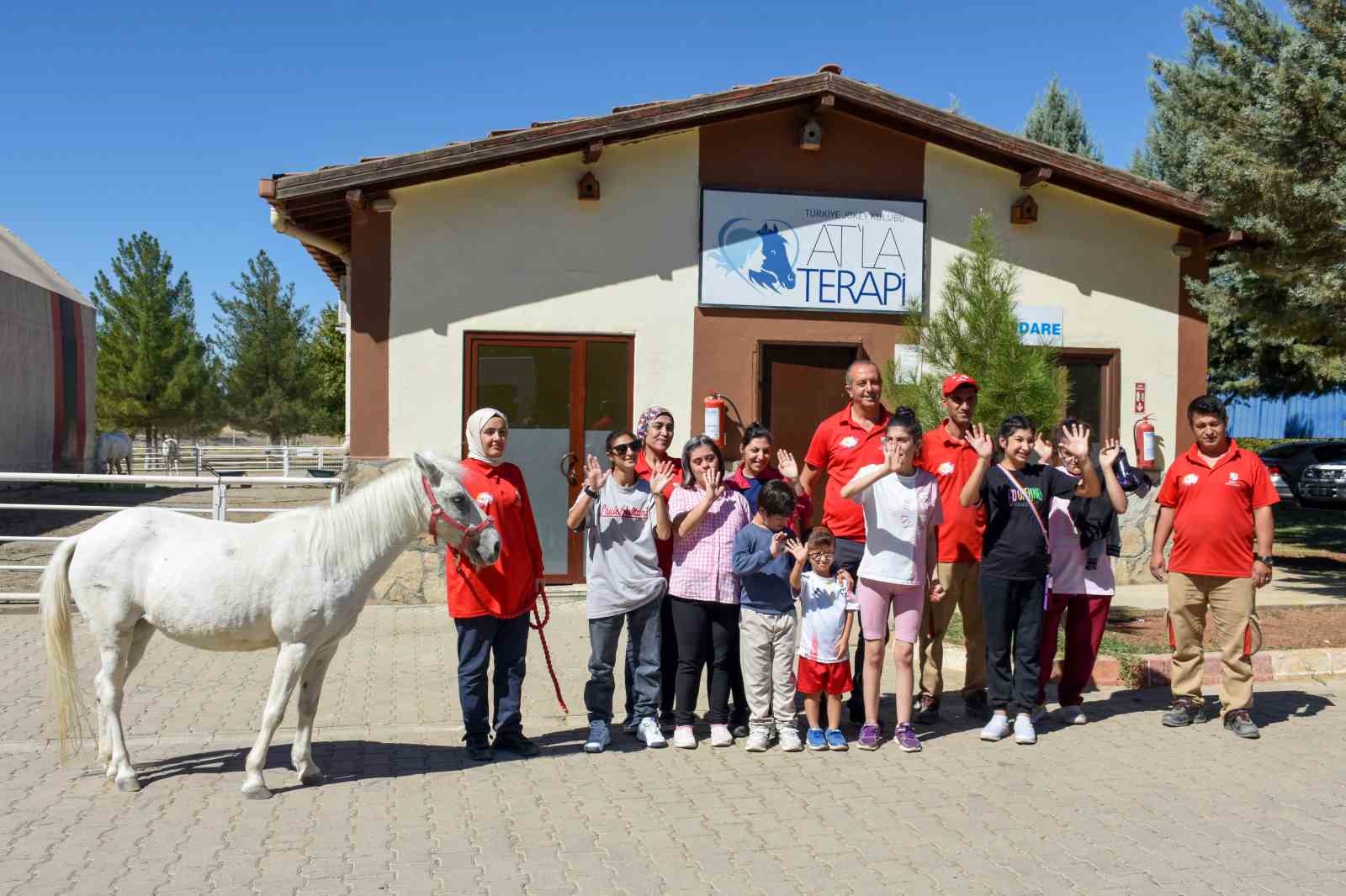 Engellilere atla terapi desteği