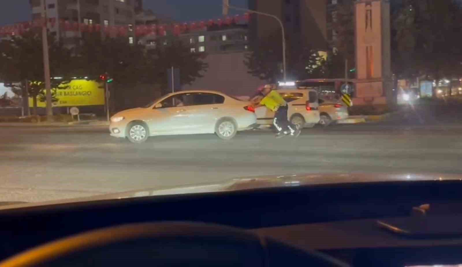 Trafikte arızalanan otomobili polisler iterek çalışmasını sağladı