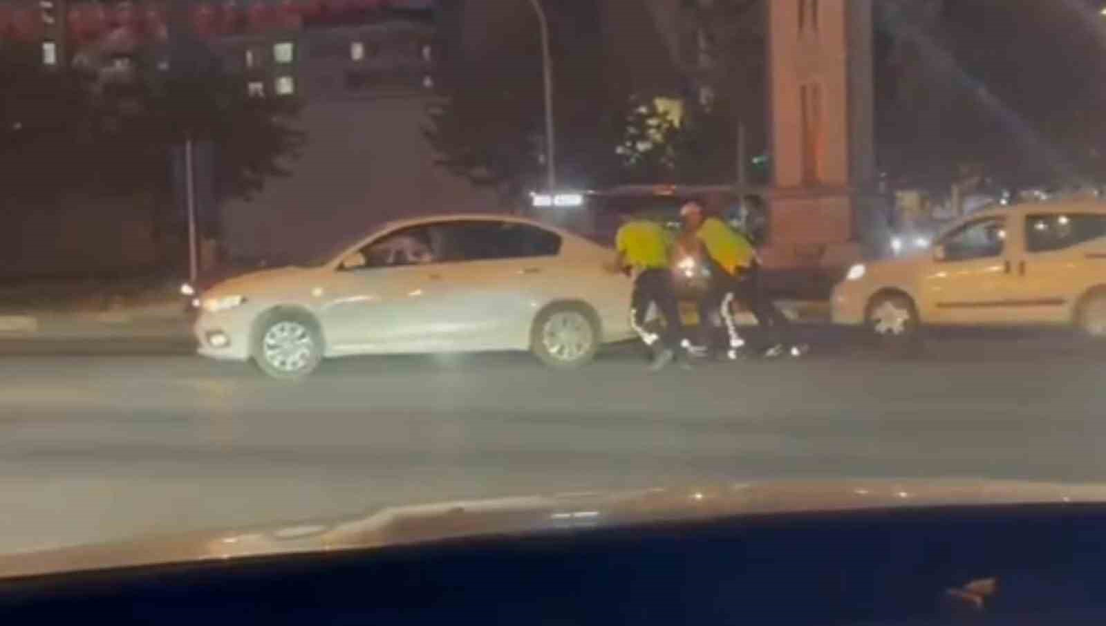 Trafikte arızalanan otomobili polisler iterek &ccedil;alışmasını sağladı
