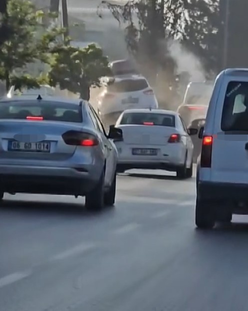 Gaziantep’te facianın eşiğinden dönüldü: Sürücüsü rahatsızlanan çekici, önündeki 6 aracı biçti
