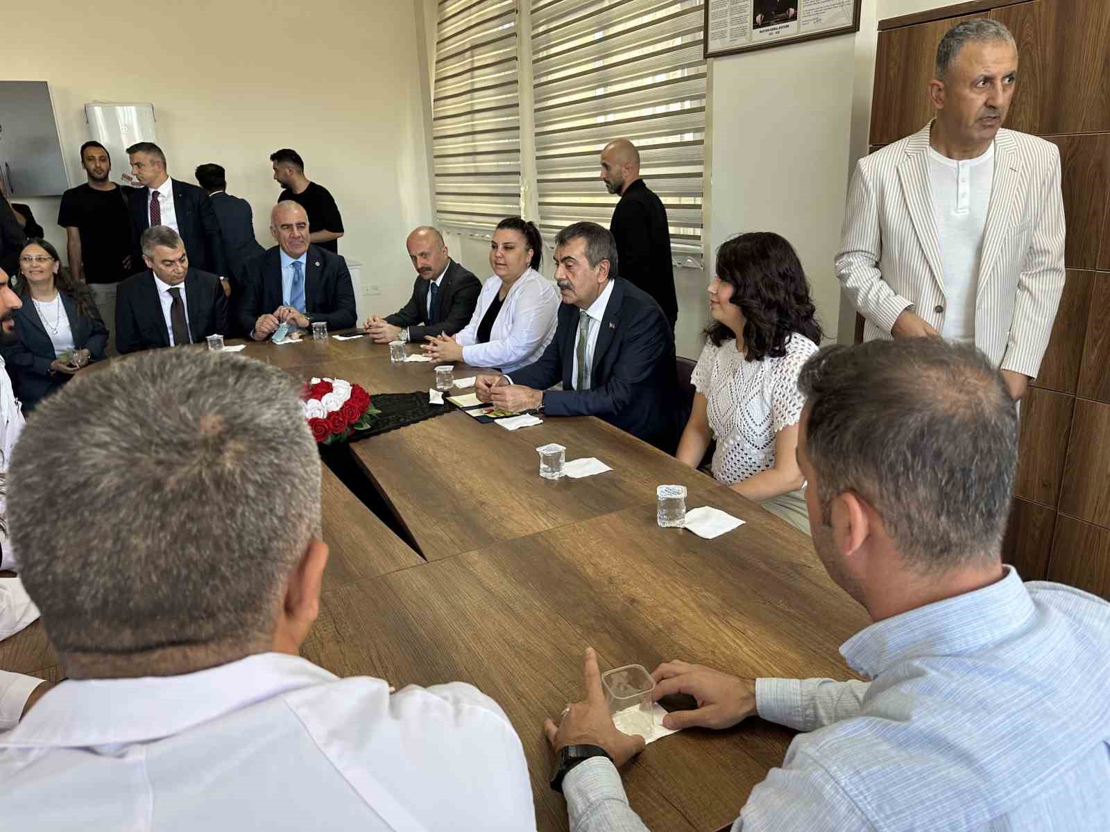 Bakan Tekin: "T&uuml;rkiye son 20 yılda eğitim &ouml;ğretimde fiziki altyapı, teknolojik altyapı ve akademik i&ccedil;erik a&ccedil;ısından devrim niteliğinde işler yaptı"
