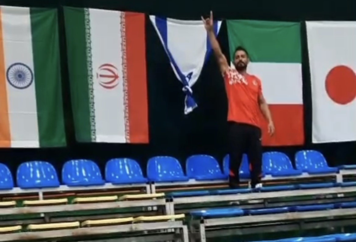 Dünya üçüncüsü oldu, soykırıma tepki göstermek için İsrail bayrağını düğümledi