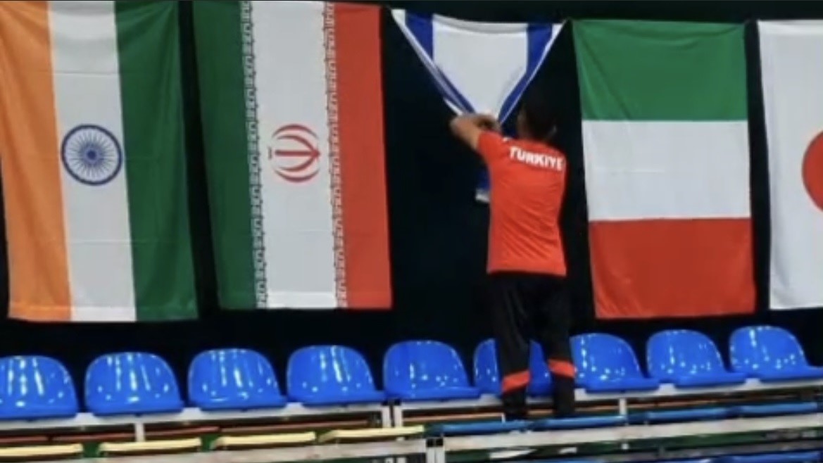 Dünya üçüncüsü oldu, soykırıma tepki göstermek için İsrail bayrağını düğümledi