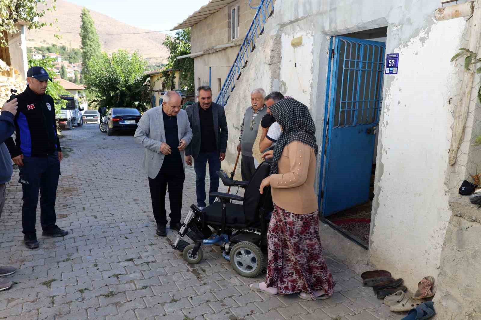 Yahyalı Belediyesi’nden engelli vatandaşa akülü araç desteği