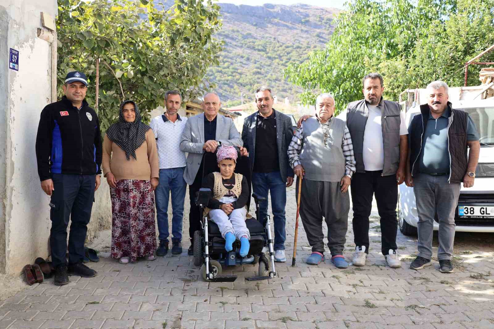 Yahyalı Belediyesi’nden engelli vatandaşa akülü araç desteği