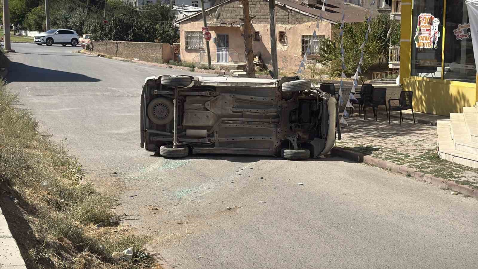 Ara&ccedil;lardan biri yoldan &ccedil;ıkıp devrildi, kazada yaralanan olmadı
