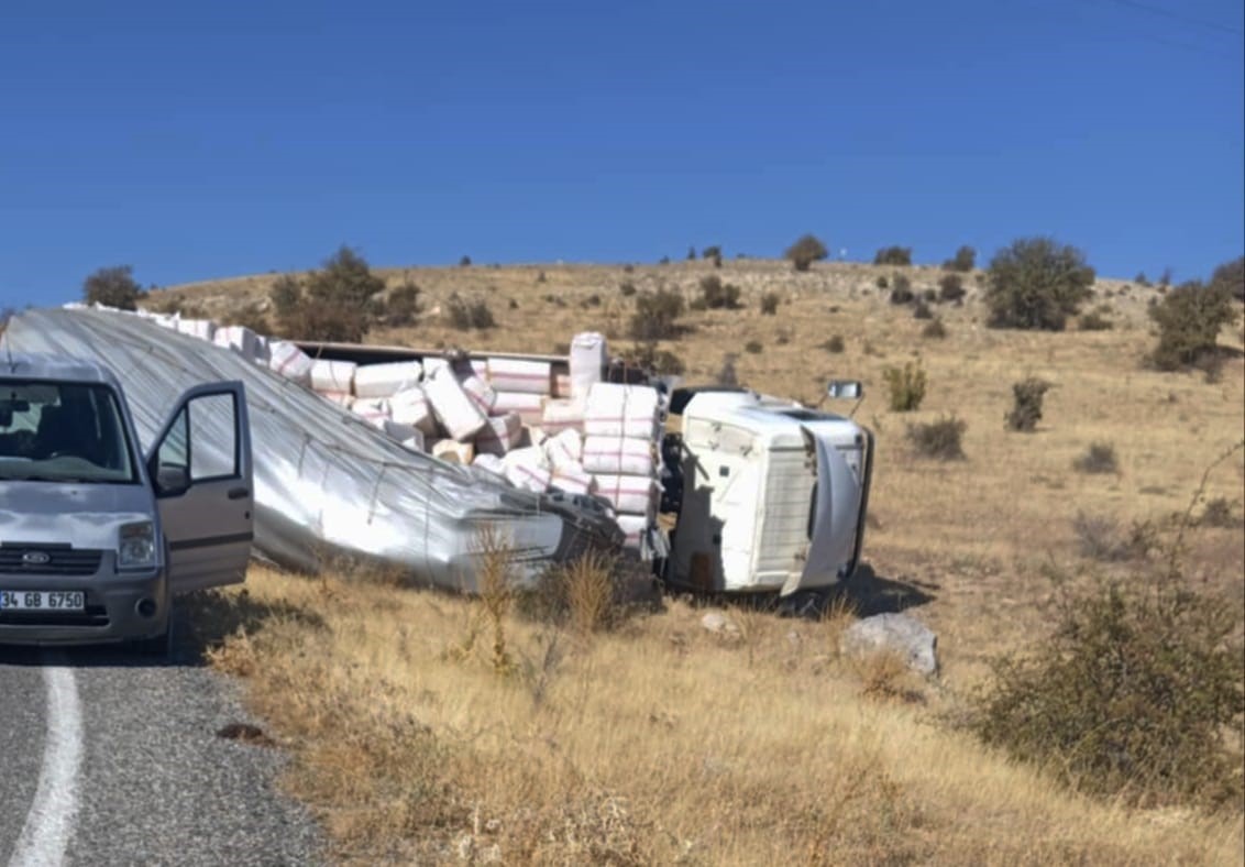 Tunceli&rsquo;de beton mikseri ve tır devrildi
