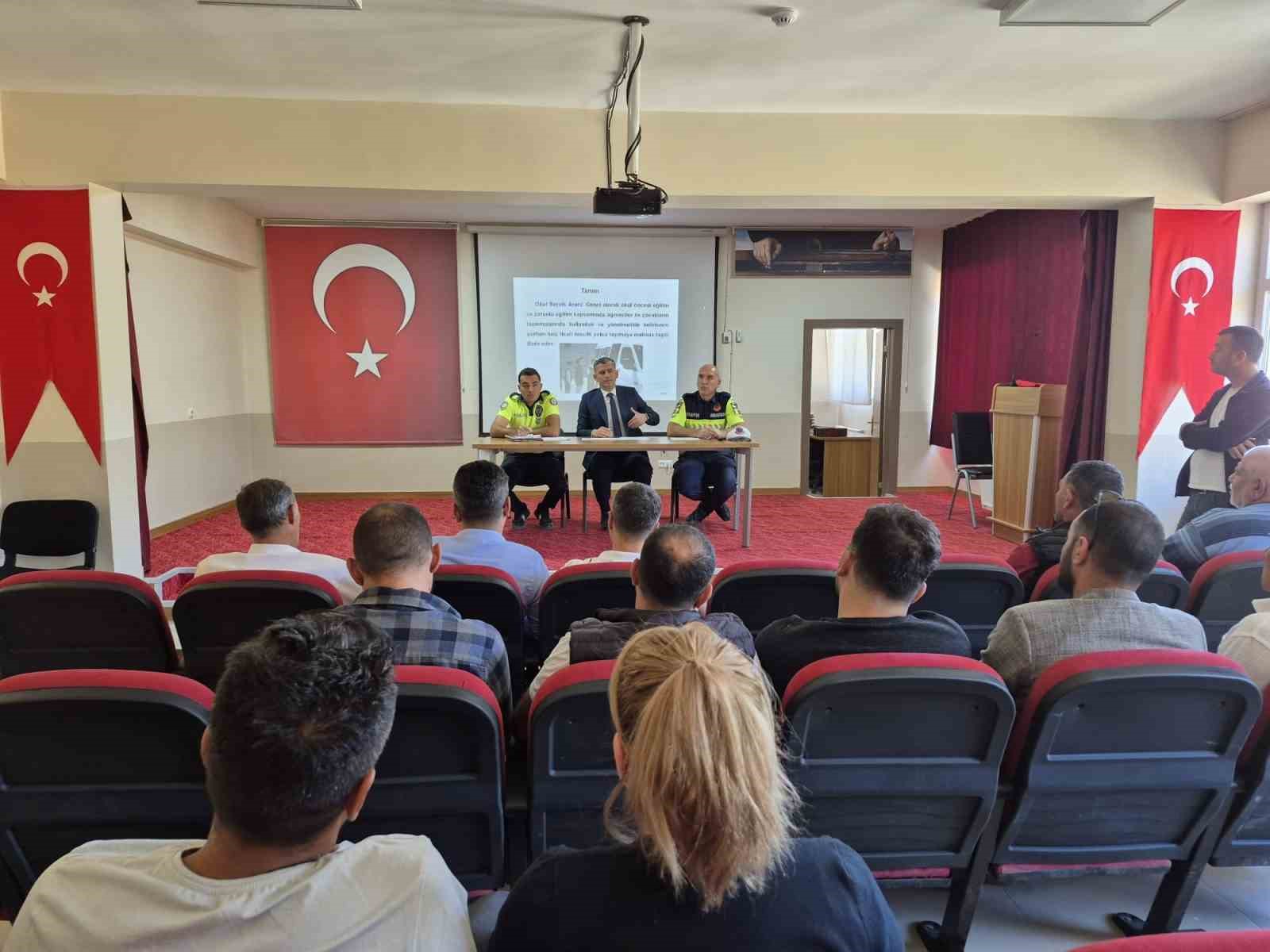 &Ccedil;emişgezek&rsquo;te okul servis şof&ouml;rleri bilgilendirildi
