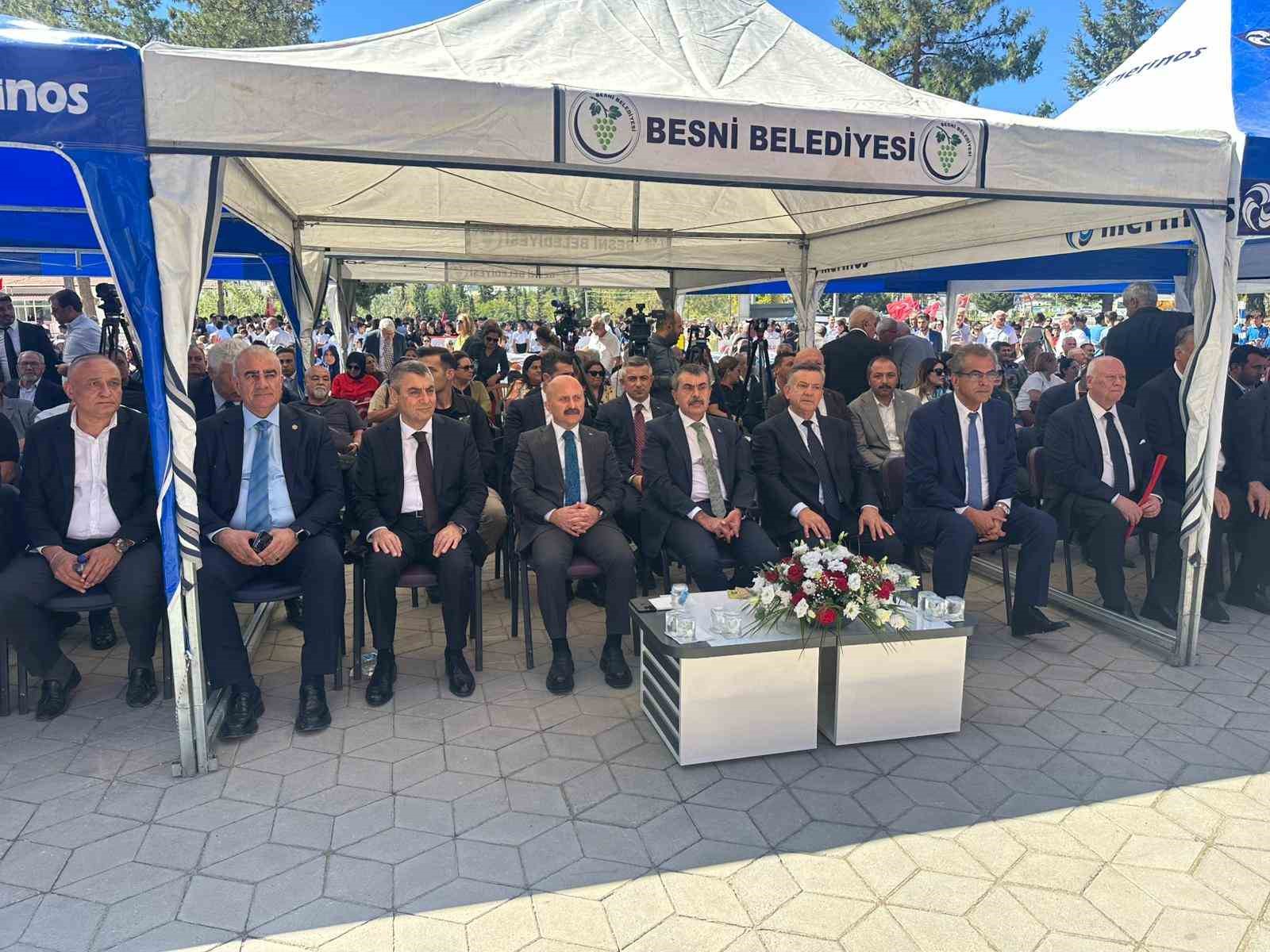 Bakan Tekin, Besni Eğitim Bayramı’na katıldı