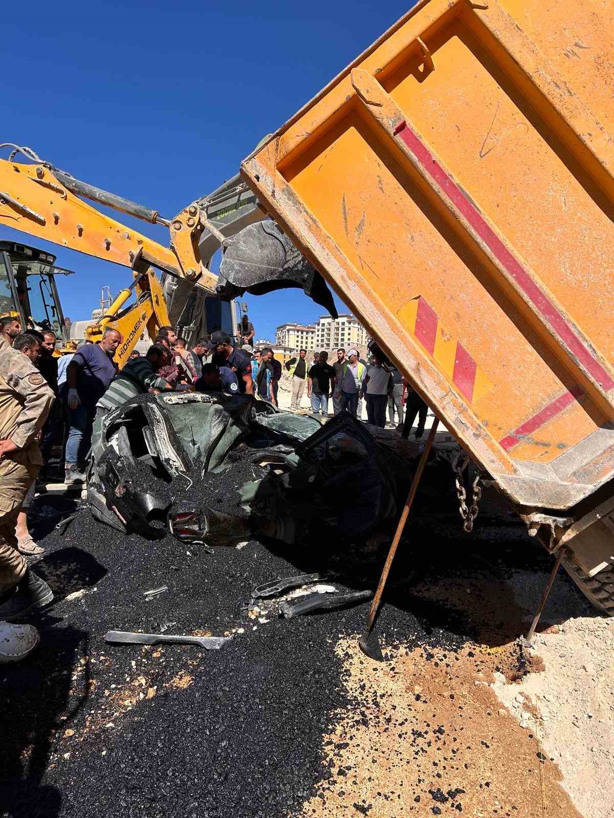 Üzerine kamyon devrilen otomobilin sürücüsü hayatını kaybetti