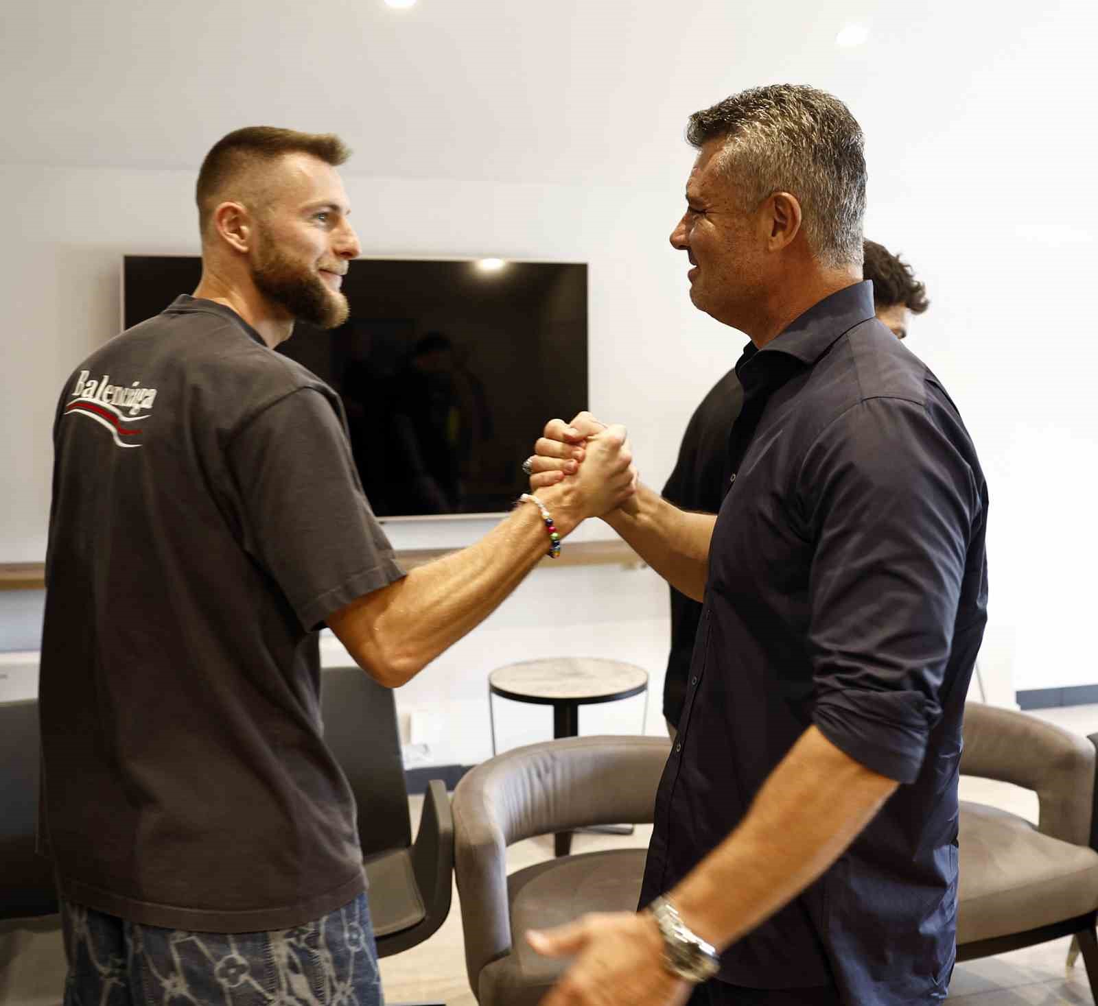 Fenerbahçe’de Başkan Sadettin Saran futbolcularla bir araya geldi