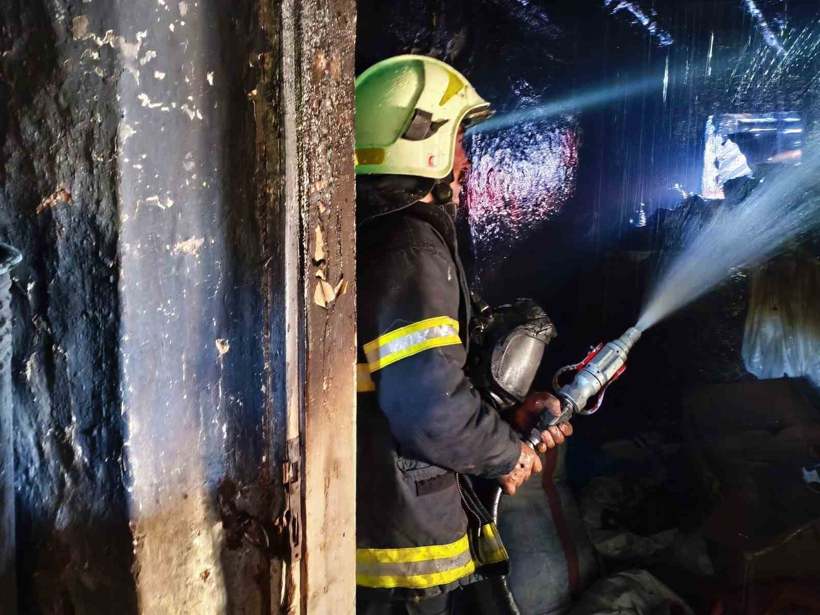 Göksun’da iki ev yandı