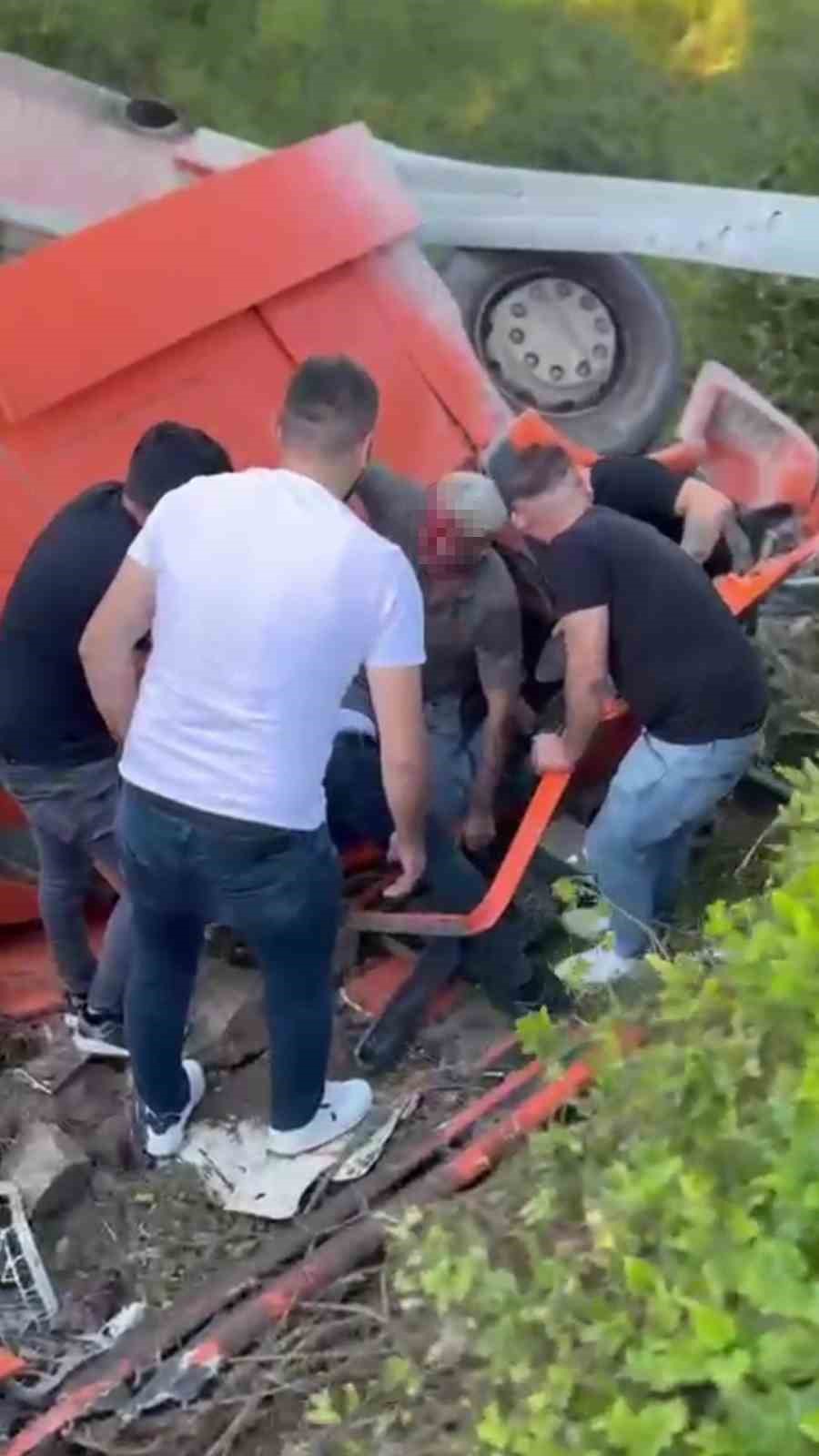 Zonguldak-Ereğli kara yolunda tır devrildi: 1 yaralı