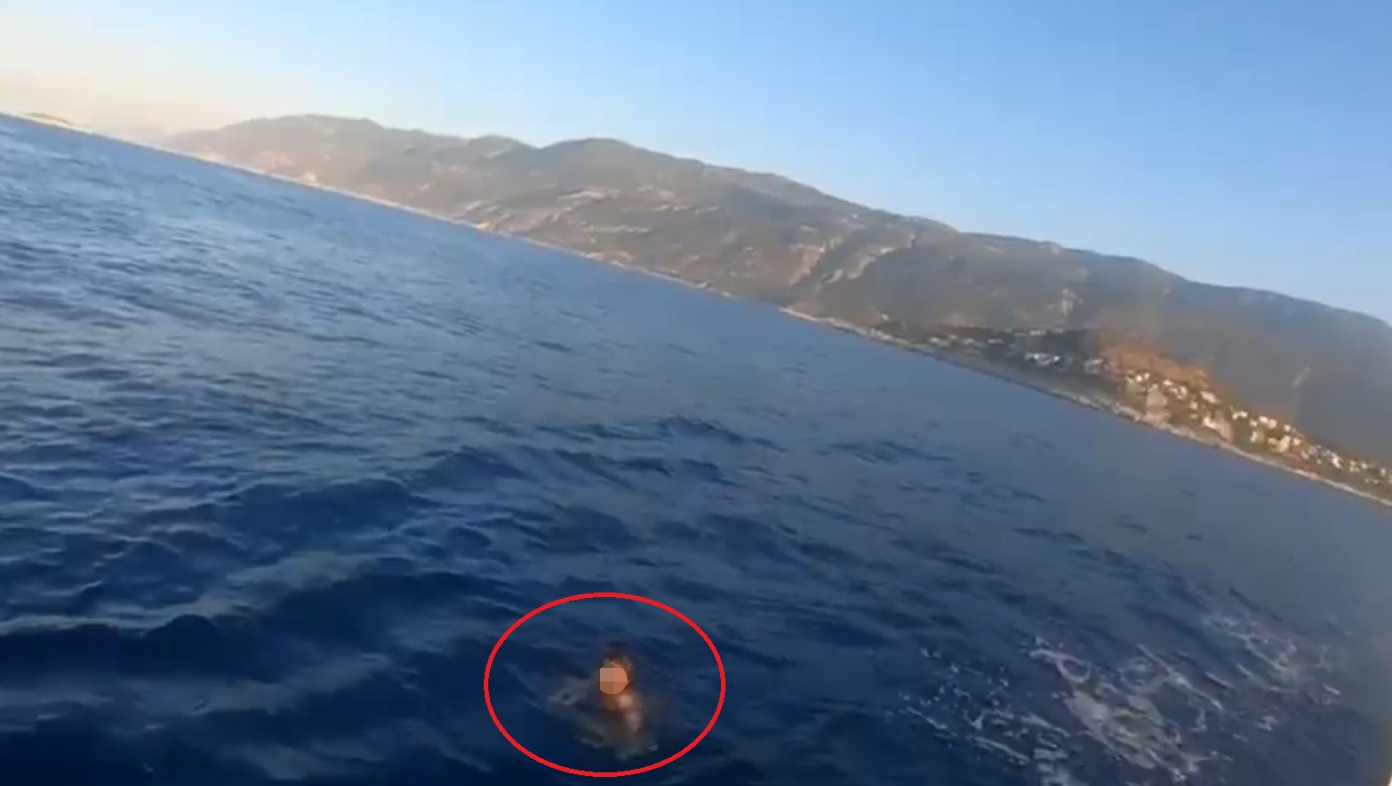 Hapis cezası ile aranıyordu, Yunan adasına yüzerek kaçmaya çalışırken yakalandı