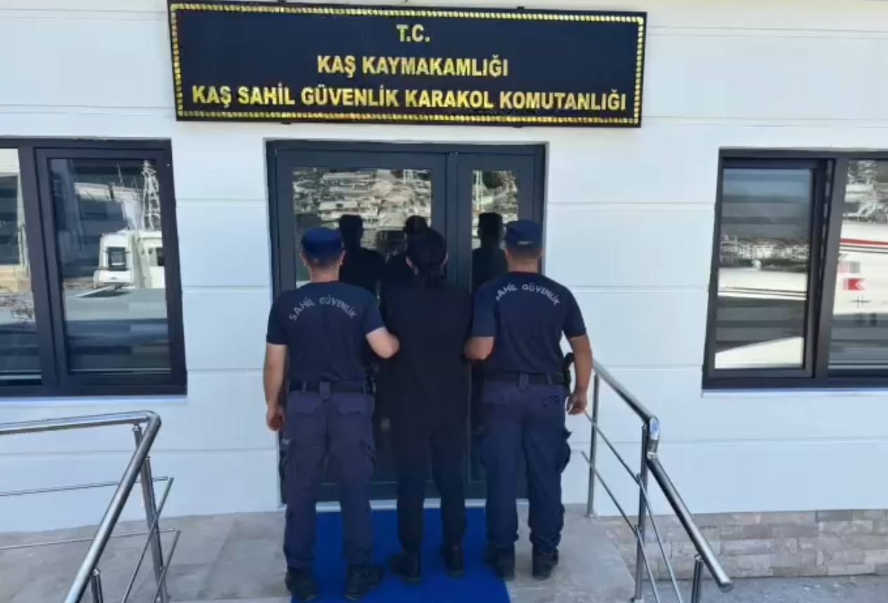 Hapis cezası ile aranıyordu, Yunan adasına y&uuml;zerek ka&ccedil;maya &ccedil;alışırken yakalandı
