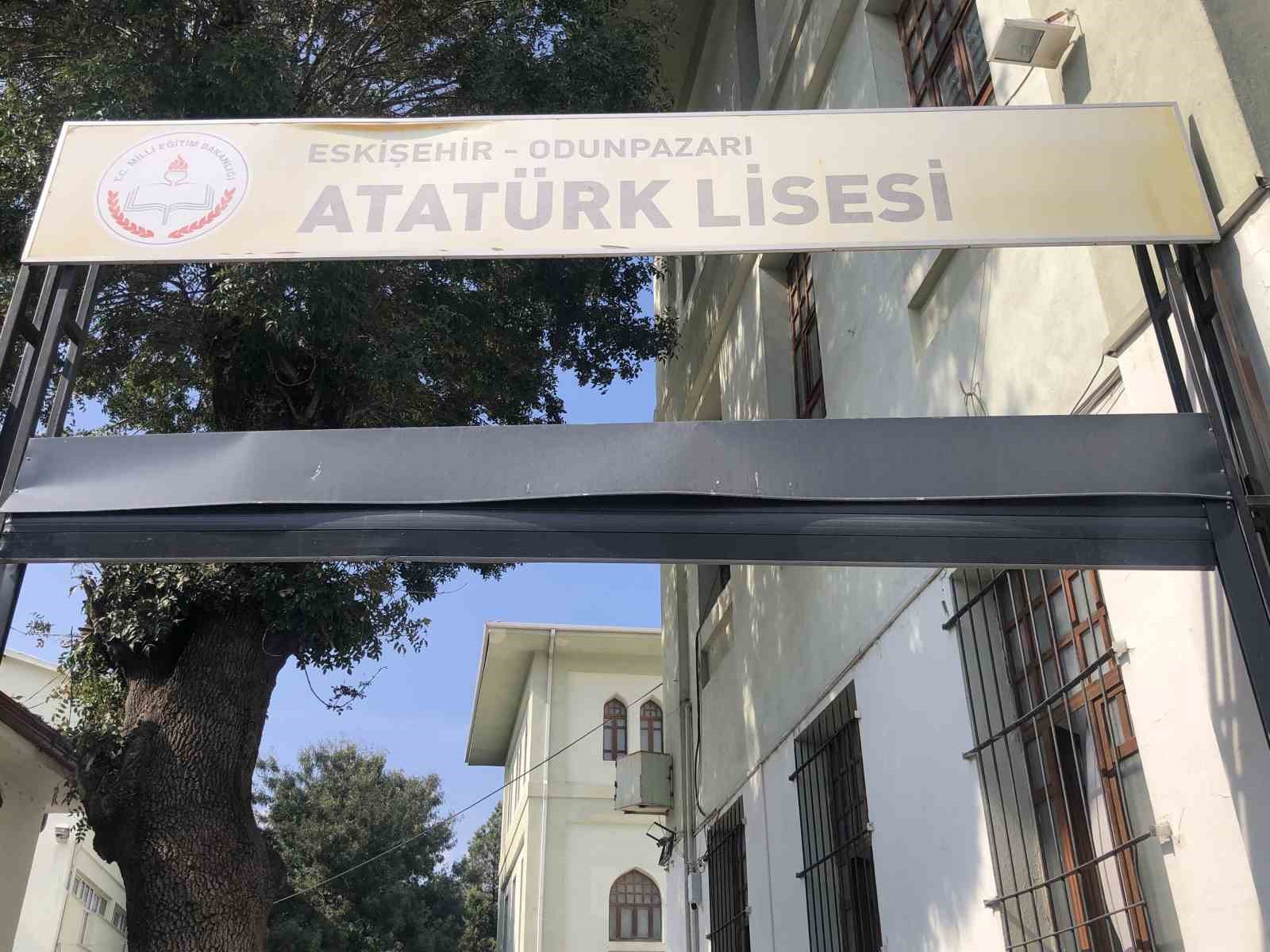 Kamyon kasasının takıldığı okul kapısında zarar oluştu
