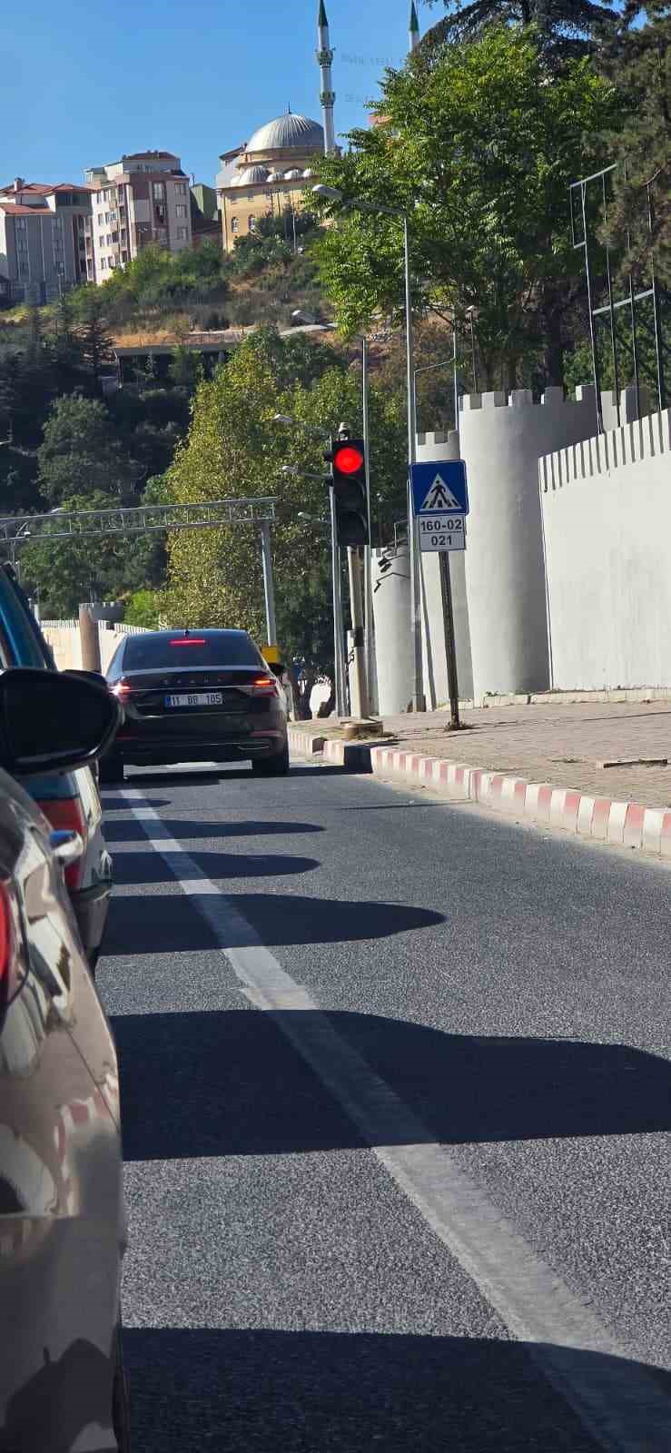 G&uuml;venlik şeridini kullanan ara&ccedil;lar tepkilere neden oluyor
