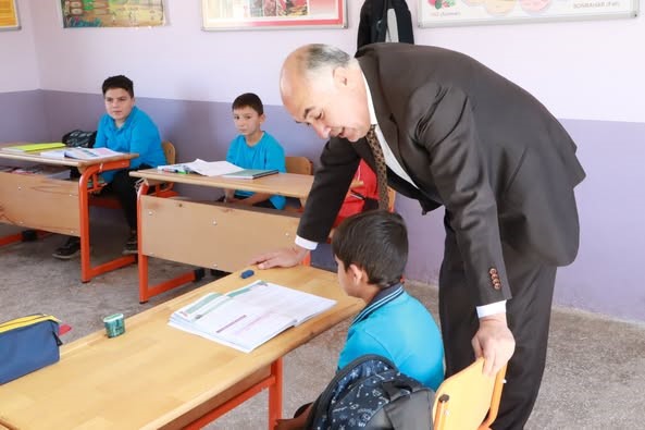 Emirdağ İl&ccedil;e Milli Eğitim M&uuml;d&uuml;r&uuml;, k&ouml;y okullarını ziyaret etti
