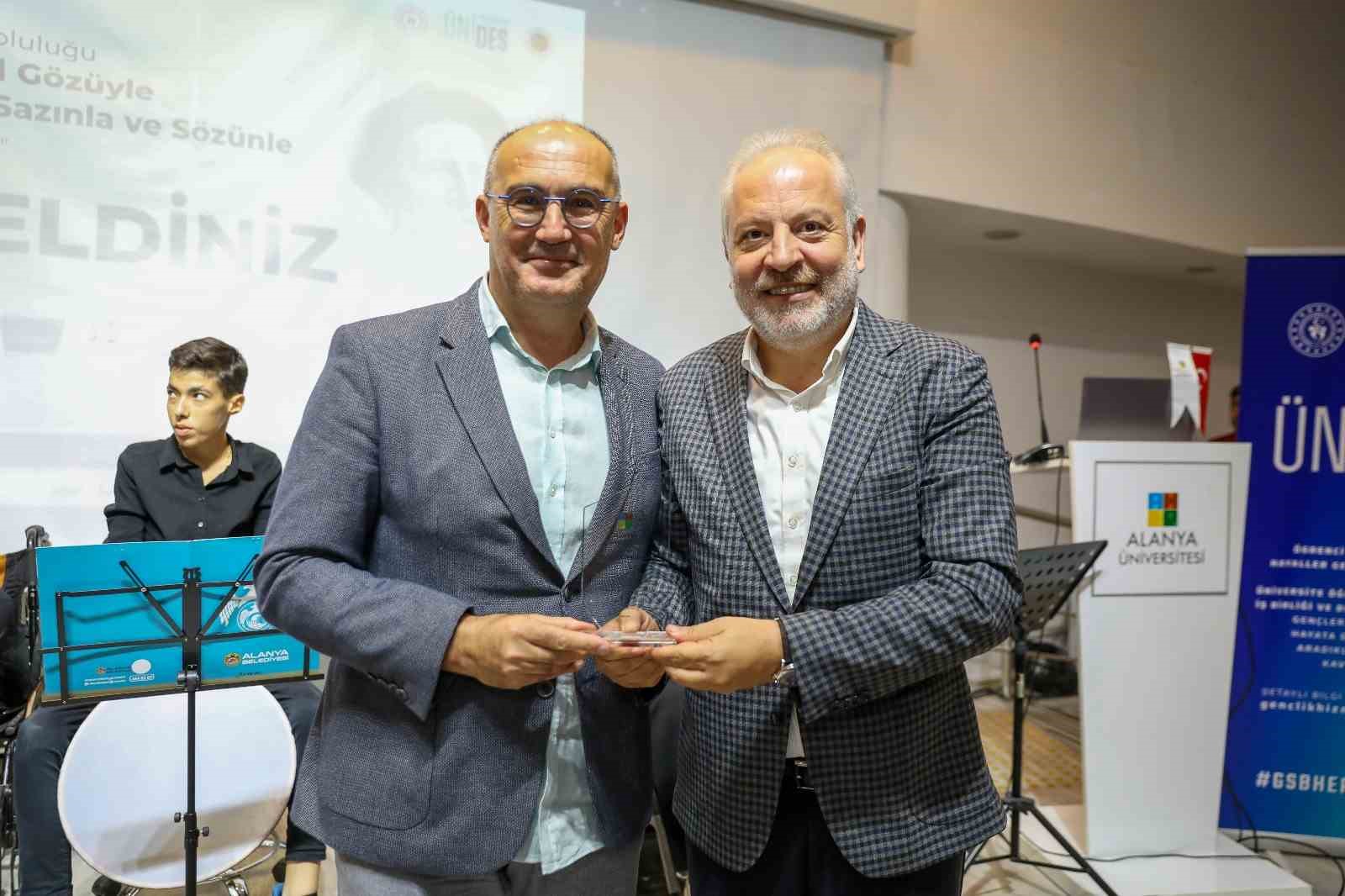 Engelsiz y&uuml;rekler, Aşık Veysel&rsquo;in t&uuml;rk&uuml;lerini yaşatıyor
