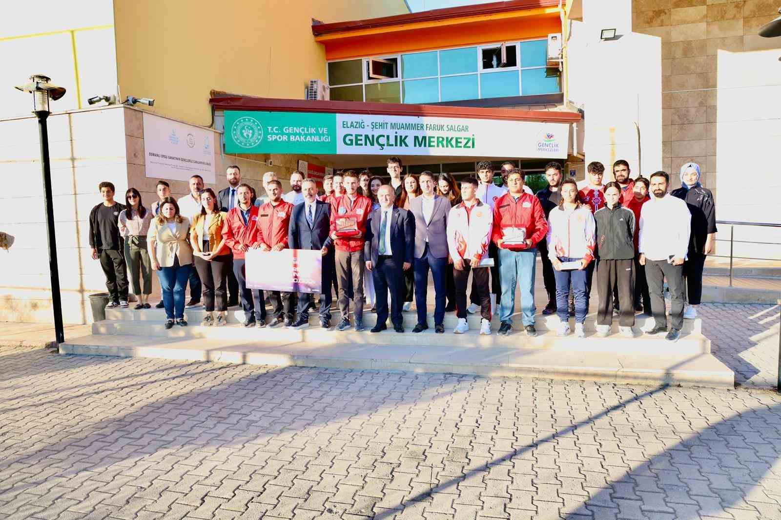 Vali Hatipoğlu, başarılı gen&ccedil;lerle bir araya geldi
