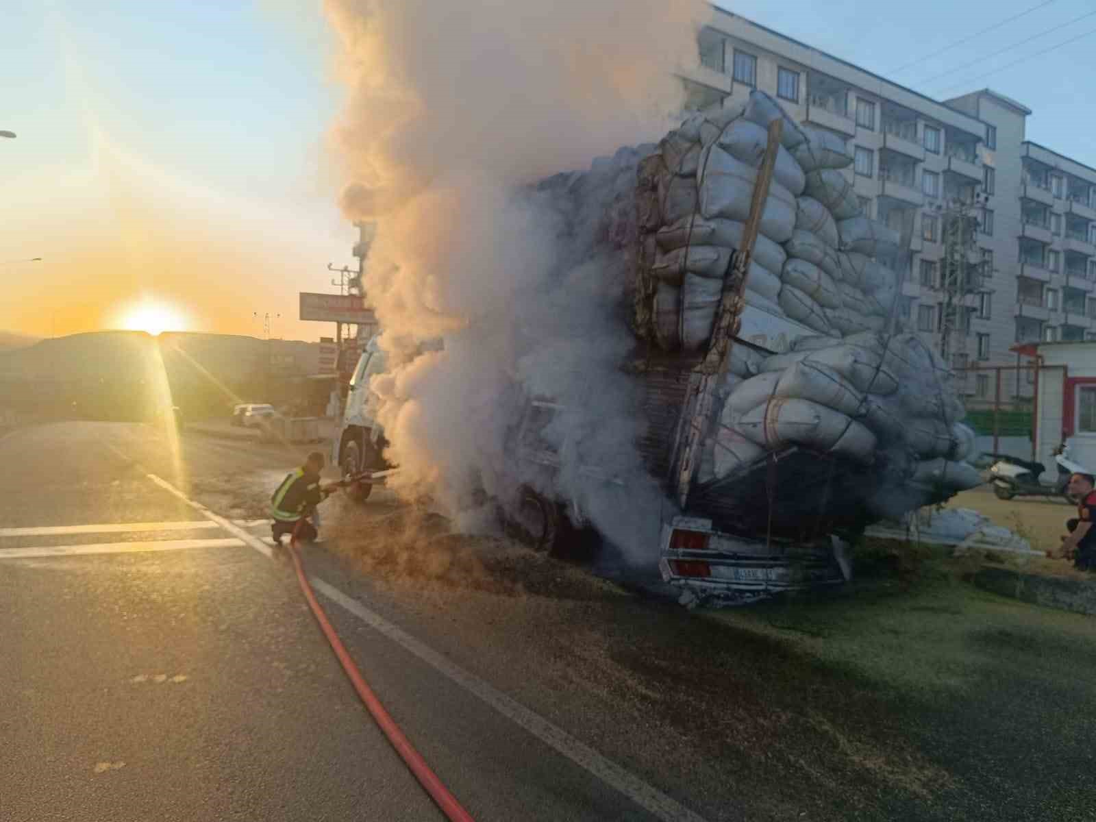 Siirt&rsquo;te saman y&uuml;kl&uuml; kamyonda yangın &ccedil;ıktı
