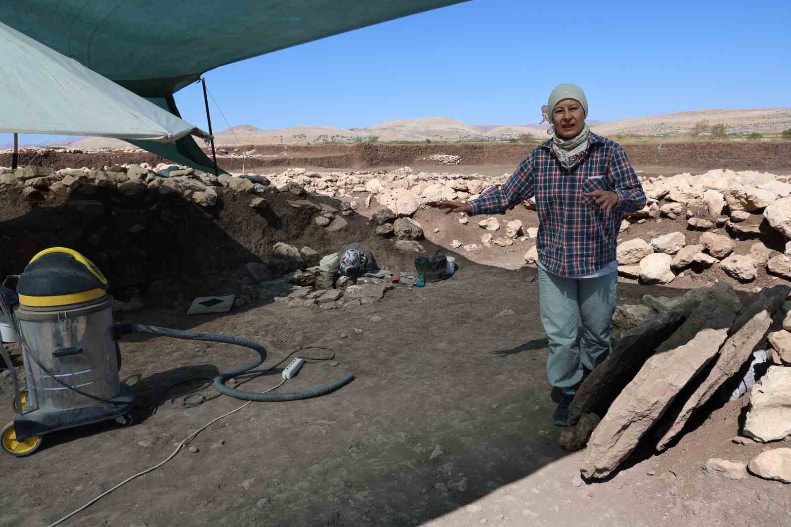 Diyarbakır&rsquo;da 5 ve 11 bin yıllık 6 mezar bulundu
