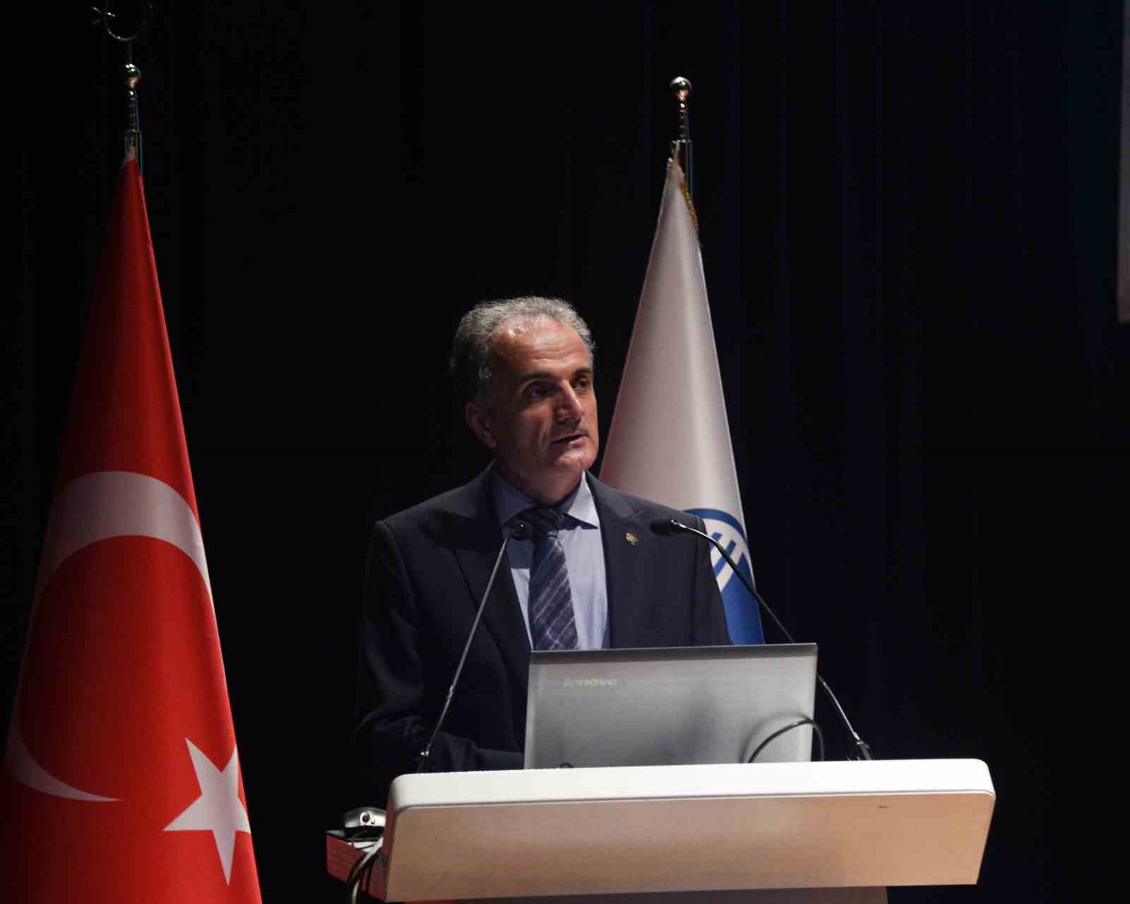 Üniversiteye yani başlayan öğrencilere hitap eden rektör Al: "Eğitim dört duvarın ötesinde"