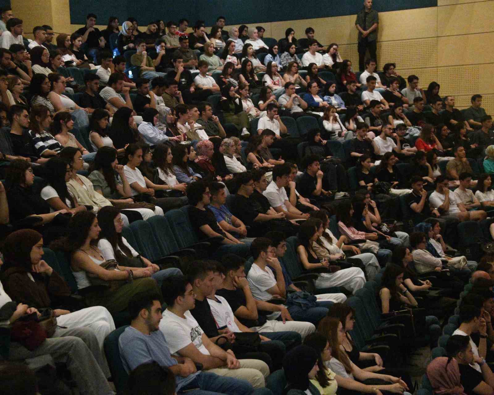 &Uuml;niversiteye yani başlayan &ouml;ğrencilere hitap eden rekt&ouml;r Al: "Eğitim d&ouml;rt duvarın &ouml;tesinde"
