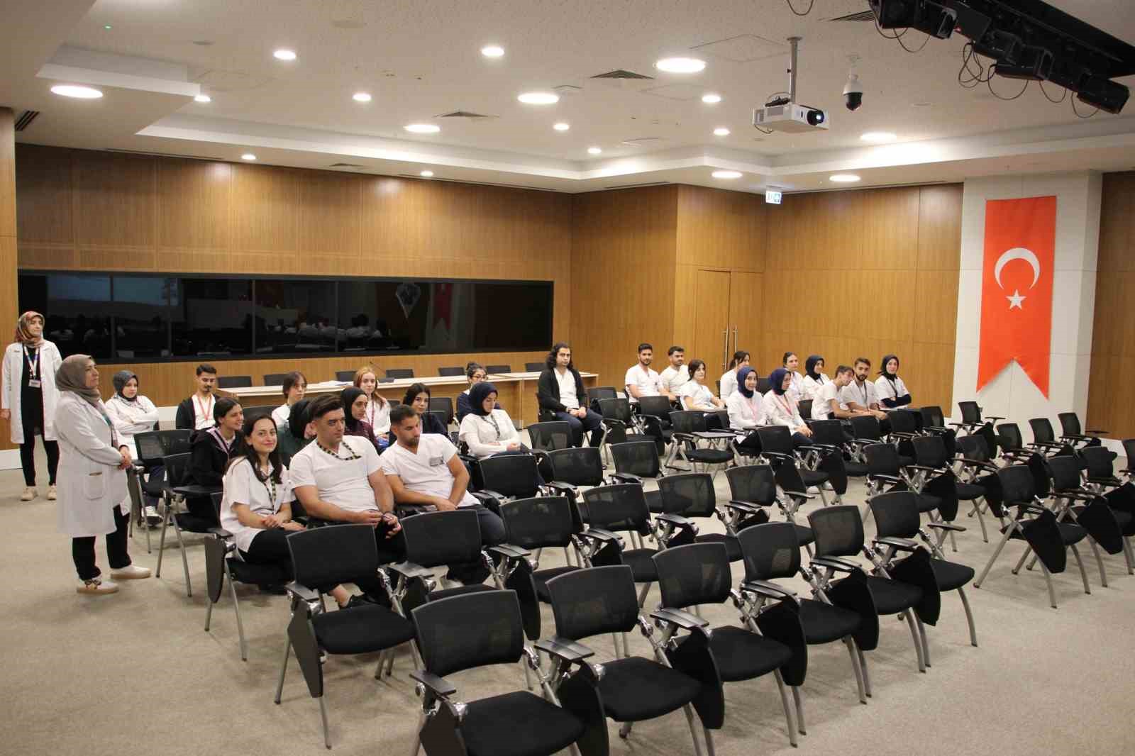 Elazığ&rsquo;da sağlık &ccedil;alışanlarına eğitimler s&uuml;r&uuml;yor
