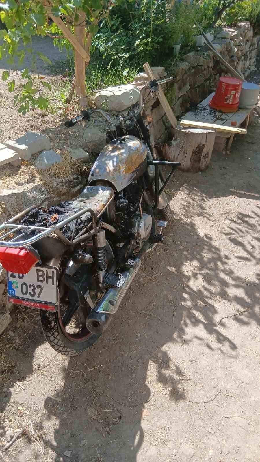 Evin bah&ccedil;esinde park halinde olan motosiklet kundaklandı
