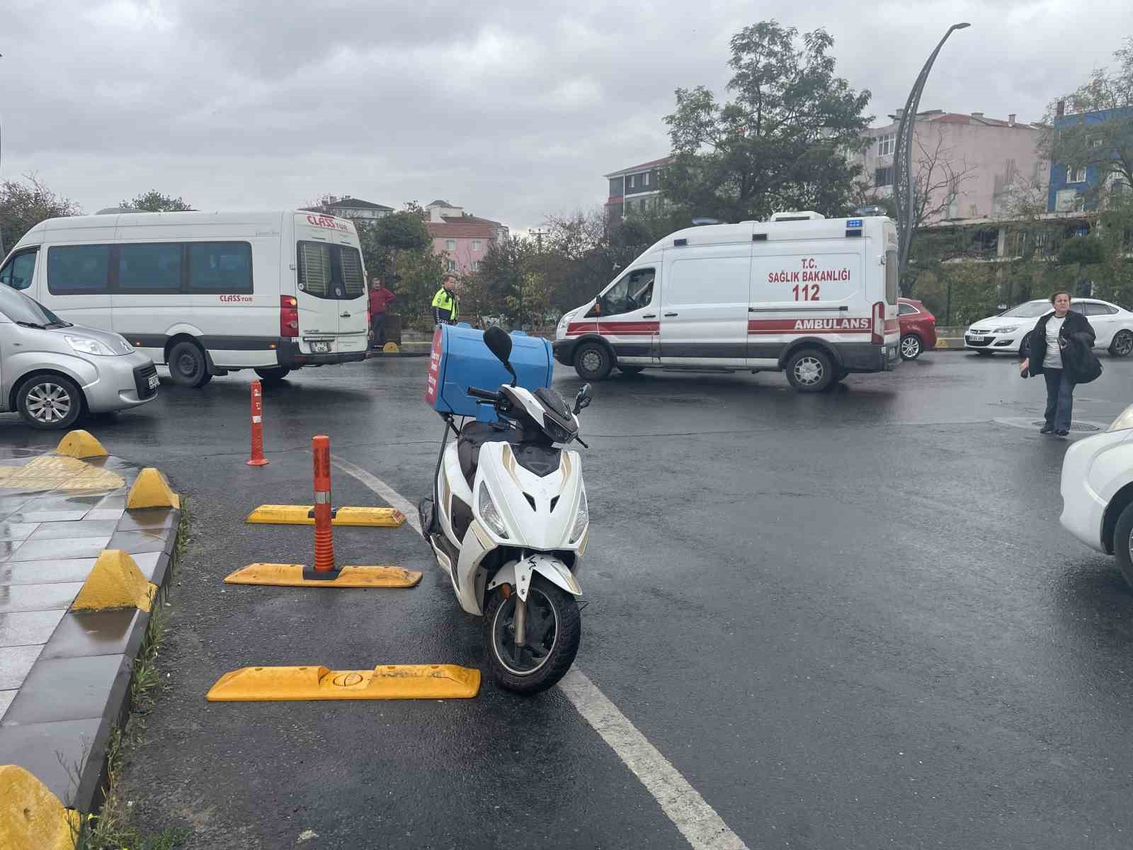 Islak zeminde kayan motosikletten d&uuml;şen s&uuml;r&uuml;c&uuml; yaralandı
