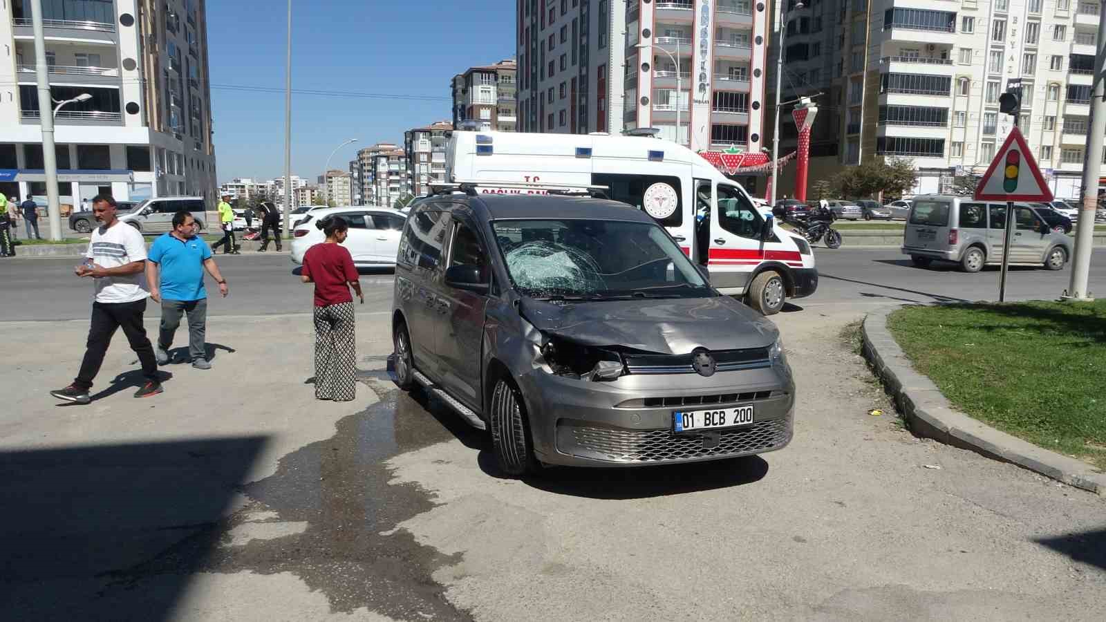 Hafif ticari aracın çarptığı anne ve 2 çocuğu ağır yaralandı