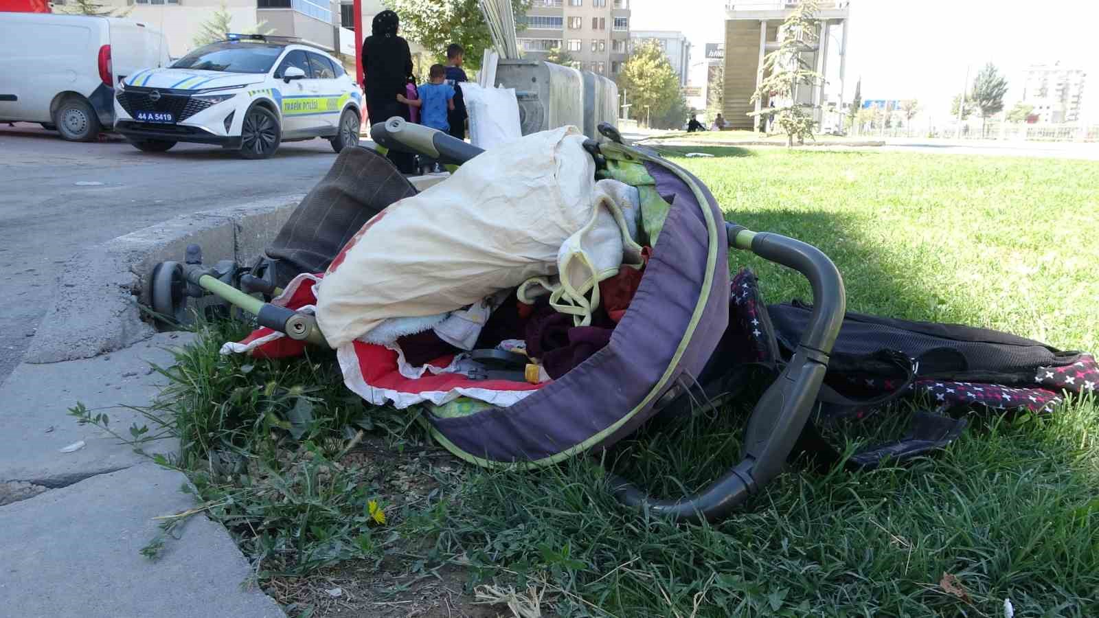 Hafif ticari aracın &ccedil;arptığı anne ve 2 &ccedil;ocuğu ağır yaralandı
