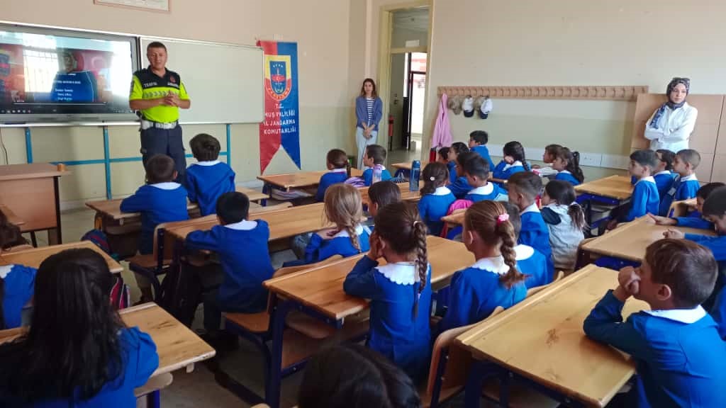 Bulanık İl&ccedil;e Jandarma Komutanlığından &ouml;ğrencilere trafik eğitimi
