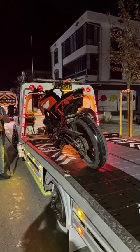 Akrobatik hareketler pahalıya patladı: 73 bin lira ceza kesildi, motosikleti bağlandı
