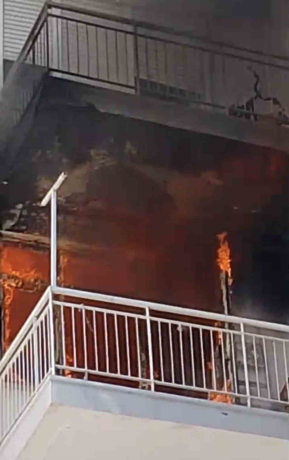 Antalya&rsquo;da apartman dairesinde yangın: 1 yaralı
