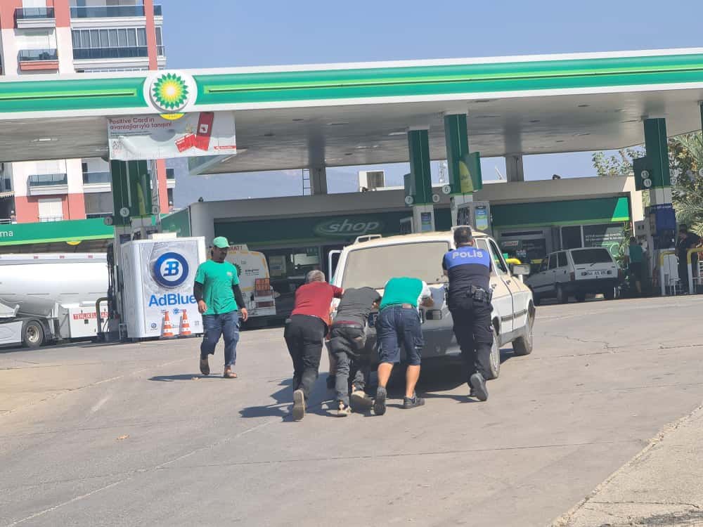 Yakıtı biten otomobili polis ve vatandaşlar iterek akaryakıt istasyonuna g&ouml;t&uuml;rd&uuml;
