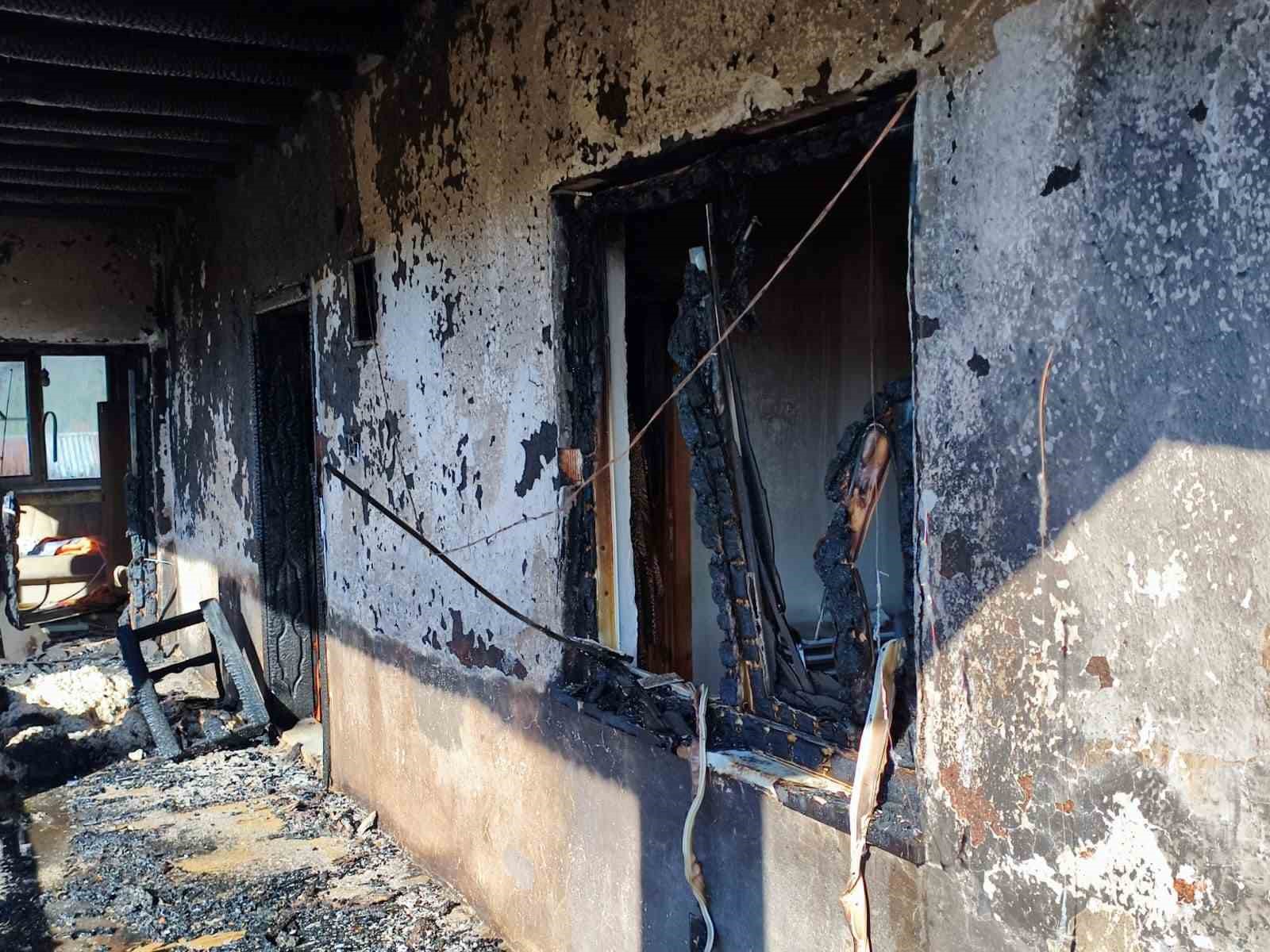 Göksun’da iki ev yandı