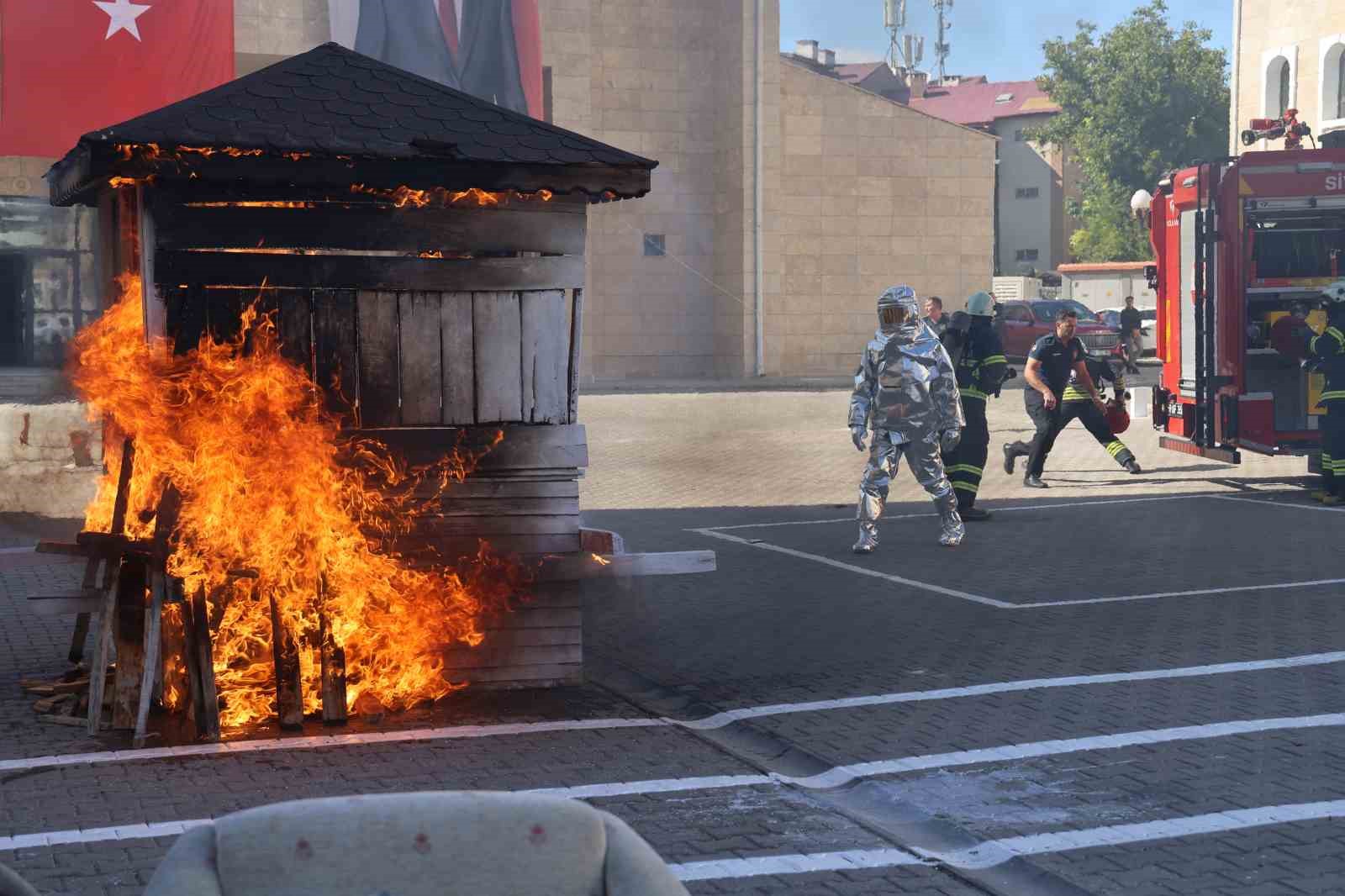 Tatbikat gerçeğini aratmadı, itfaiye personelinin soğukkanlılığı alkış topladı