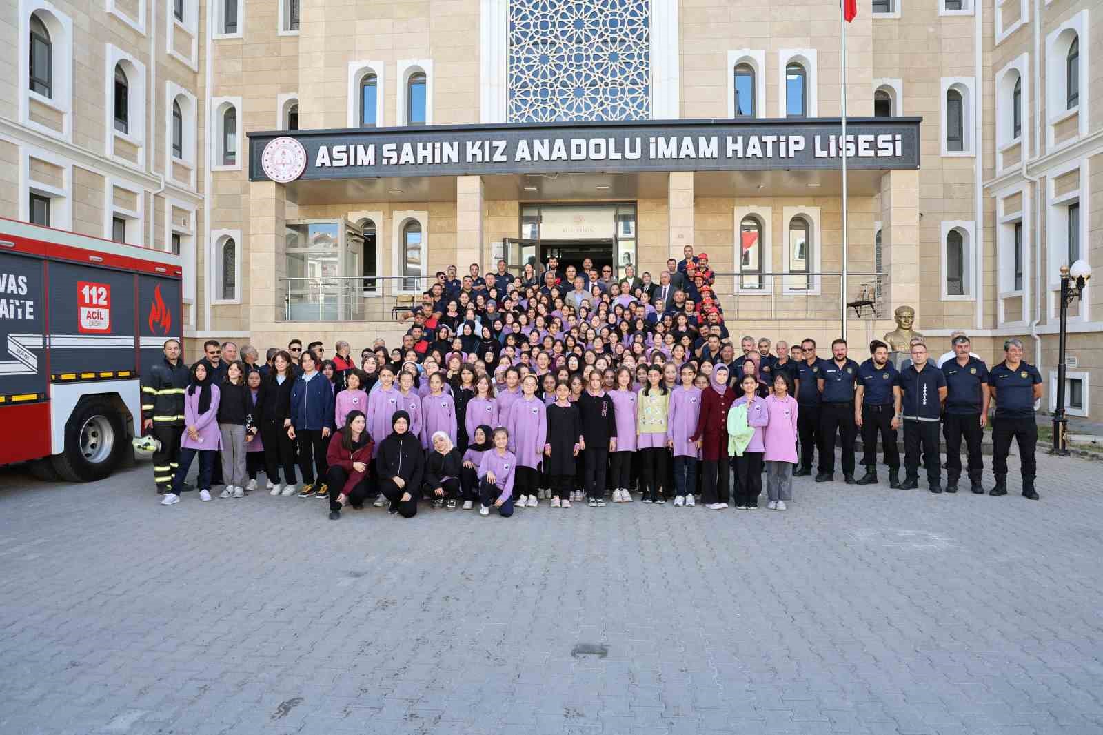 Tatbikat gerçeğini aratmadı, itfaiye personelinin soğukkanlılığı alkış topladı