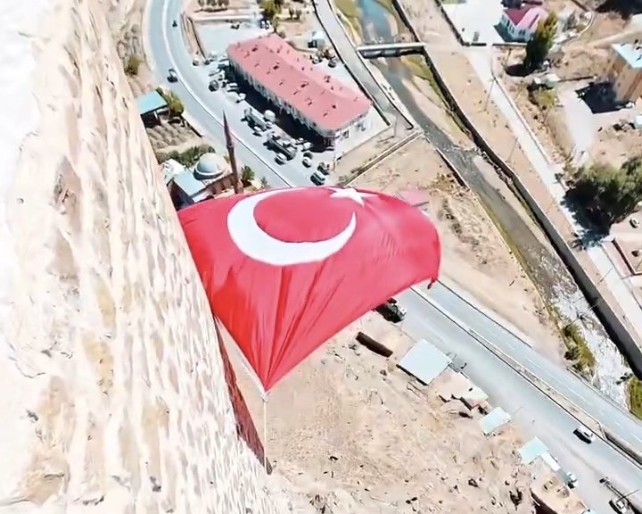 Hoşap Kalesi&rsquo;nde bayrak yeniden asıldı
