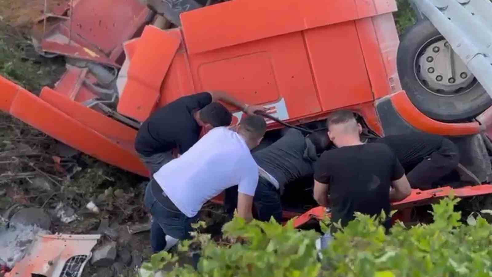 Zonguldak-Ereğli kara yolunda tır devrildi: 1 yaralı