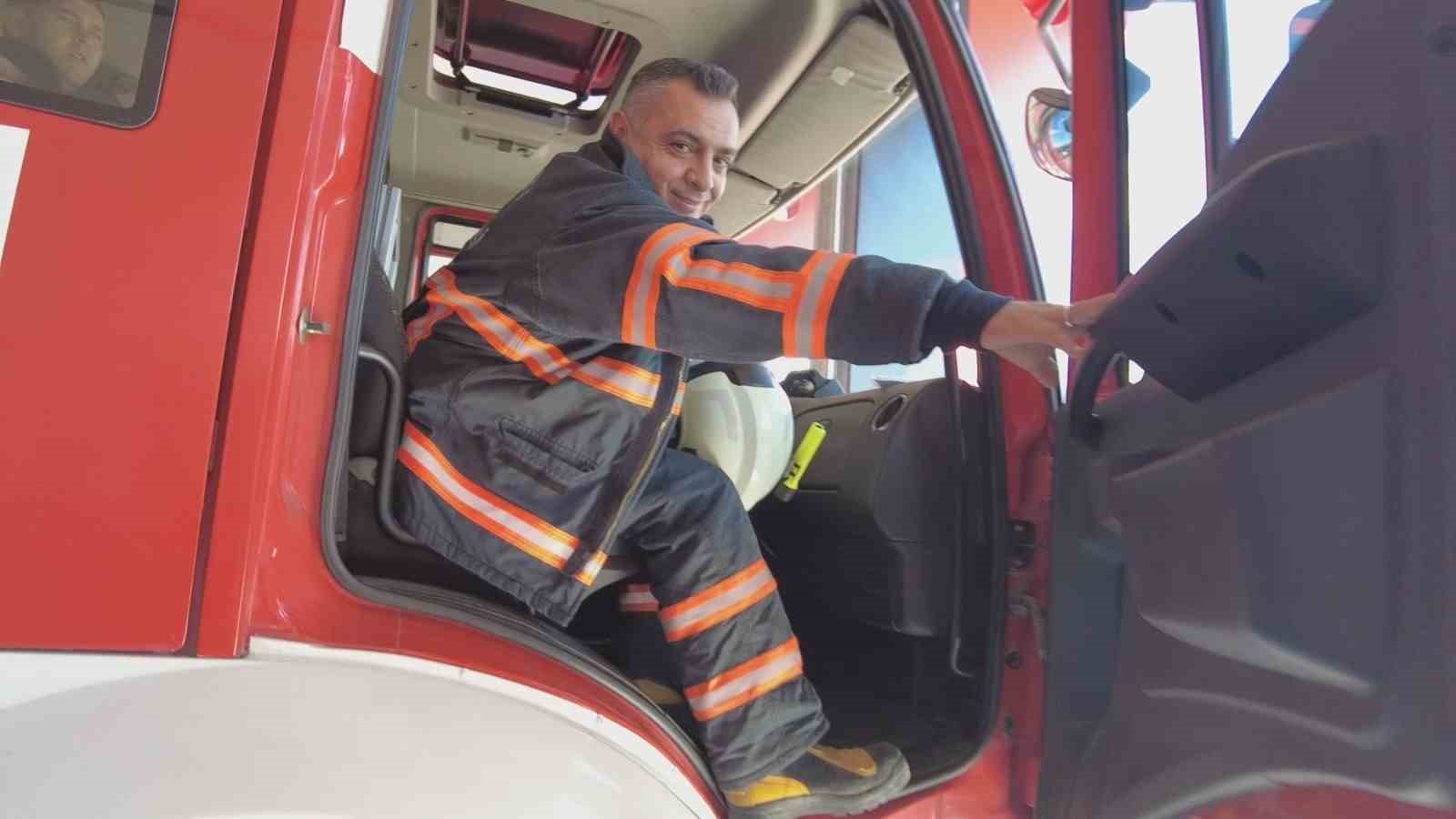 İtfaiyeci çift birlikte alevlerle savaşıyor