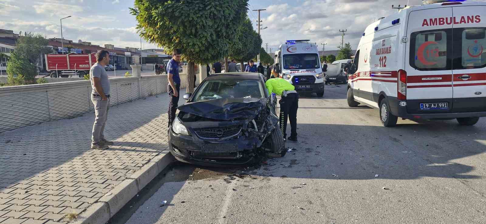 &Ccedil;orum&rsquo;da hafif ticari ara&ccedil; ile otomobil &ccedil;arpıştı: 3 yaralı
